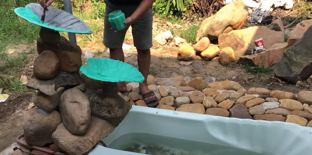 |羡慕住独门独院的，在院里下挖30公分埋旧浴缸，白得个活水鱼池