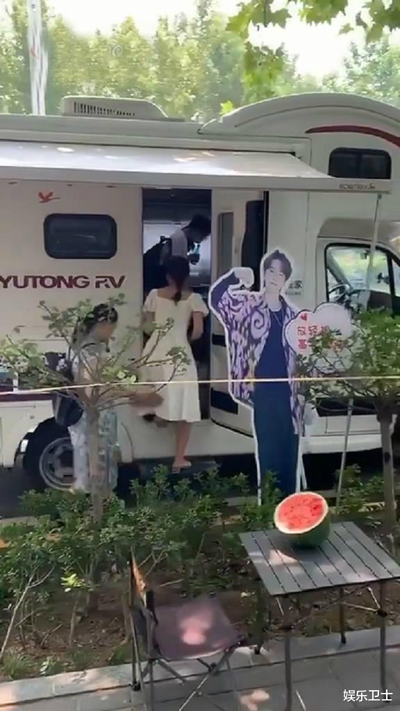 『王一博』如何接高考完的追星女孩？王一博李易峰出圈，现场曝光路人对粉丝超羡慕