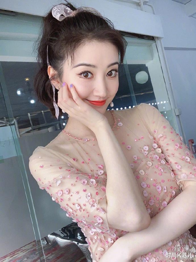 景甜@景甜晒照换发型了，微卷长发扎高马尾，穿花朵裙恬静又少女！