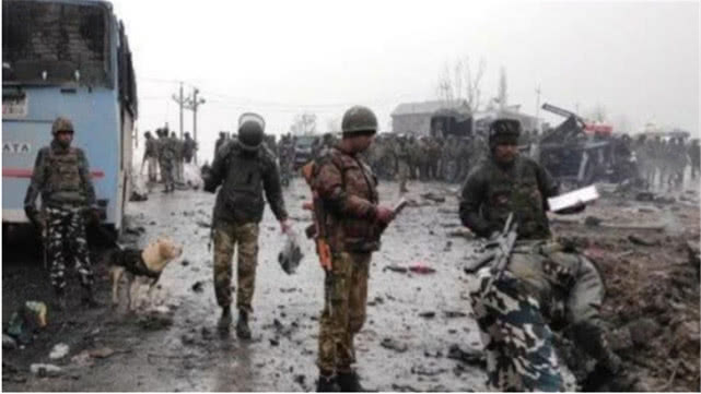 [米格-21]米格21低空轰炸巴铁军营，枭龙战机拦截失败，印：终于报仇了！