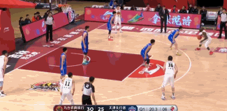 琼斯|51+12+7+3!琼斯连场爆发,带队升至第6,球迷:一个人打一队