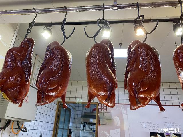 烤鸭@饭店吃烤鸭时，服务员问：鸭架要炸还是煲汤？回答这4个字准没错