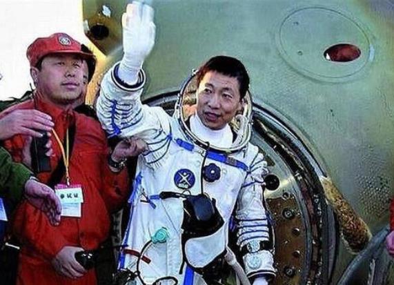 杨利伟|杨利伟在太空曾听到敲窗声?多年后真相揭开,庆幸回来得早