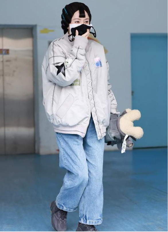 秦岚：秦岚复工买不到n95，只好戴“贵族口罩”，知价格贫穷限制我想象