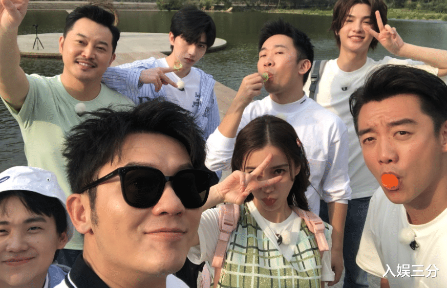 「奔跑吧兄弟」蔡徐坤和跑男家族合照,谁注意他和谁最亲近?一下子暴露真感情了