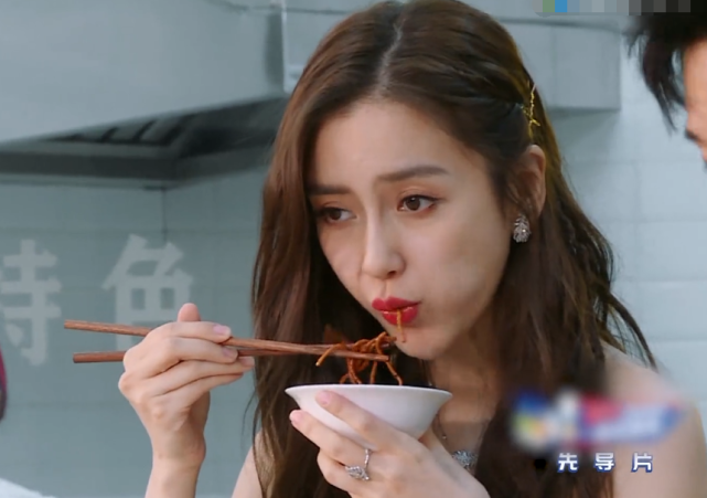 #奔跑吧兄弟#跑男吃面条,镜头对baby一晃而过,被网友截到,真吃假吃一目了然