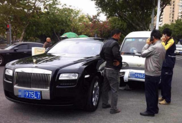 劳斯莱斯|面包车撞上百万劳斯莱斯，车主淡定抽烟丝毫不怕：看看车后面写着啥