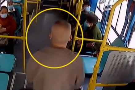 正能量▲老人公交上大便失禁，女孩帮擦干净：都点赞，真遇到了你怎么做