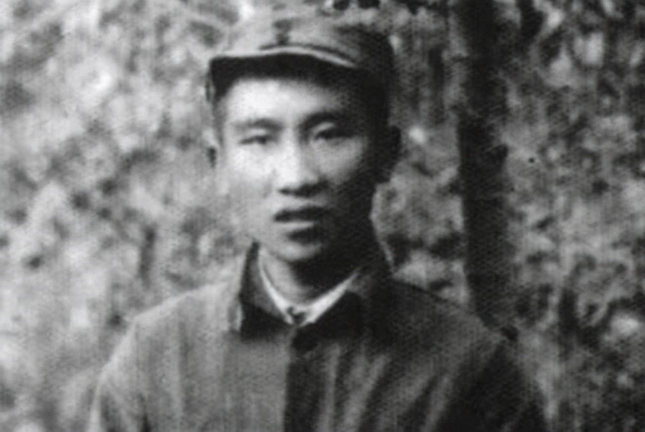 段苏权|他18岁当师政委，却被暂授少将军衔，授衔时他当众扯下肩章不戴