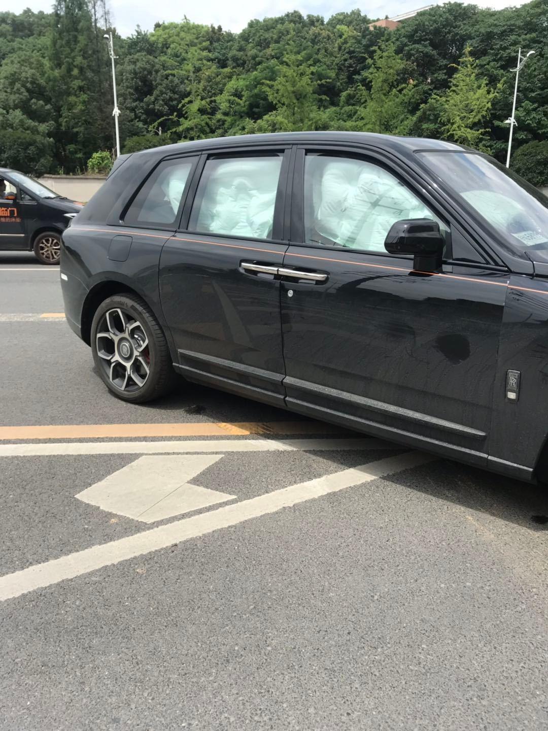 劳斯莱斯:湖南一面包车逆行撞上劳斯莱斯,赔偿金引网友热议