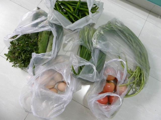 ＂塑料袋放角落杂乱又积灰，不如这样放，干净整洁不粘灰＂