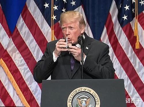 特朗普:特朗普演讲双手举一杯水喝,37个专家联名签署判定:精神病的前兆!