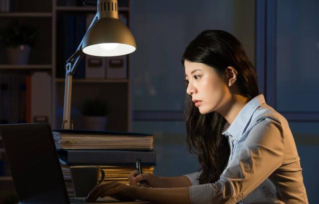 「熬夜」为啥你明明困得要死,非熬着不睡?长期熬夜的人,最后变成这样