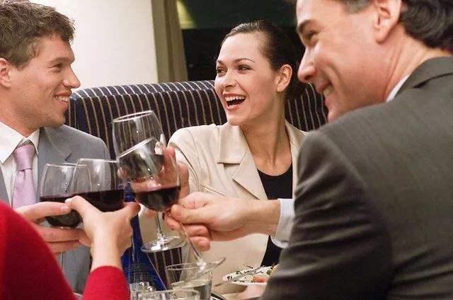 |酒局上，老板说：“帮我催下菜”，没脑子才去催！聪明人会这样做！