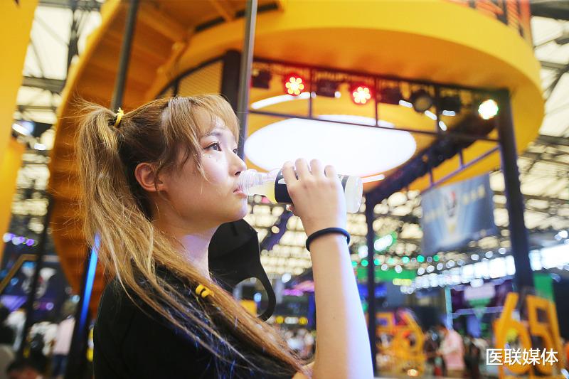 心脏|喝水不当，心脏易“崩溃”？这3种喝水方式，对健康可不太好