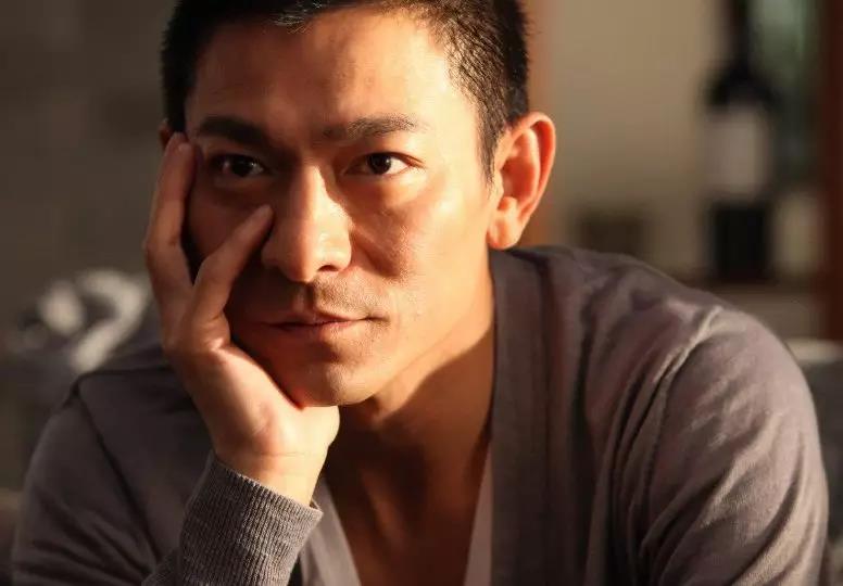 刘德华:出道39年100多张唱片400多场演唱会1000多首歌,不老男神的秘密!