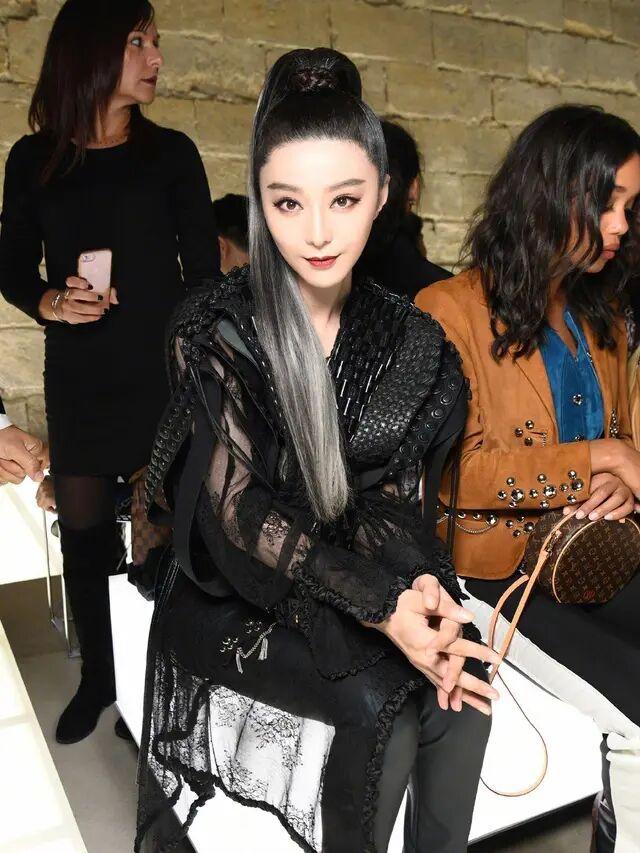 【穿衣搭配】范冰冰现身国外还“作妖”！穿一身黑扎奶奶灰高马尾，还挺撩人的