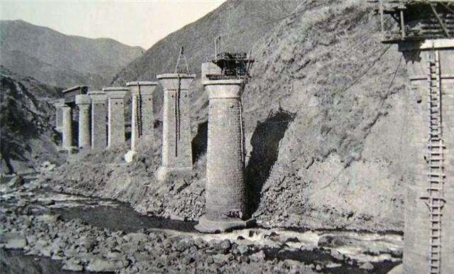 趣观历史|55年前，一士兵意外掉入40多米深桥墩，此后火车经过都要鸣笛致敬