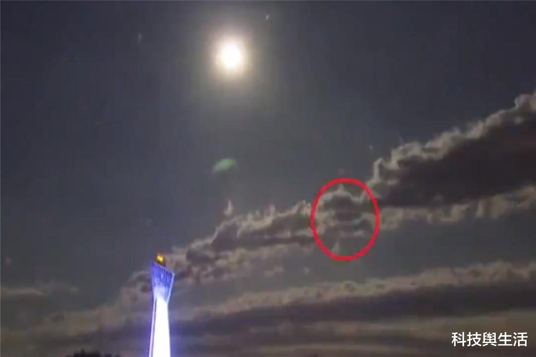 UFO|UFO再现？梵蒂冈上空出现橙色圆盘状物体，外星高科技产物？