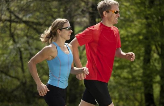 跑步|坚持每天跑步和隔一天跑一次的人，哪一个对减肥更有利呢？