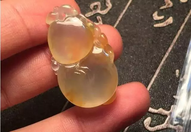 『翡翠』小伙3万买的大马坎翡翠原石,剥开后尝到甜头,能否笑到最后?