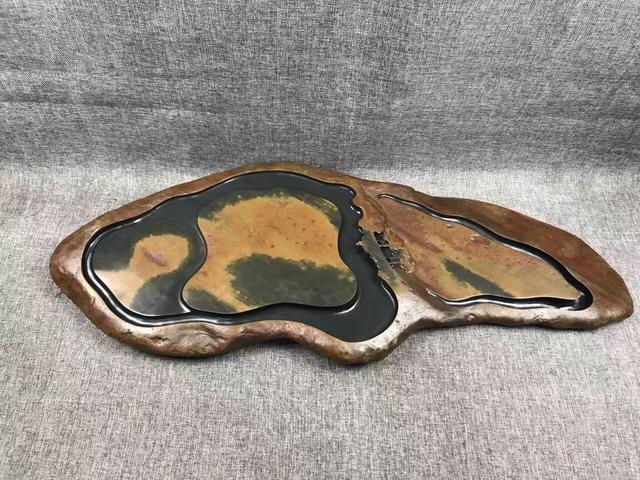 []2块奇形怪状的石头，我把它们敲得不成样子了，有人看得懂吗？