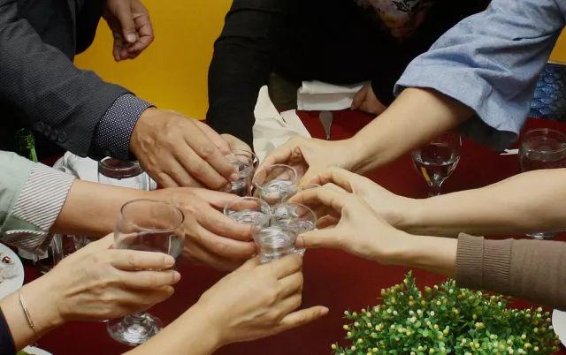 []酒桌上领导说“你去外面买包烟”啥意思？职场要明白这几点城府