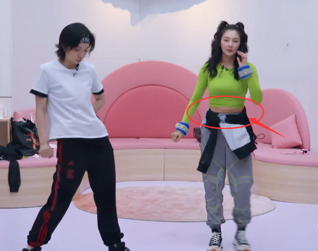 生过双胞胎的张雨绮,穿露胃装排练,谁注意她肚子?原来明星也逃不过