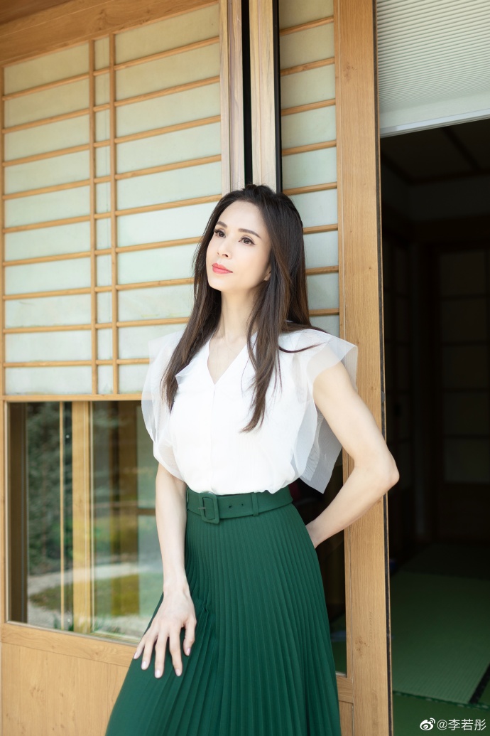 「肖战」李若彤穿汉服现身冻龄高颜值引路人围观，手上四根筋凸起暴露年龄