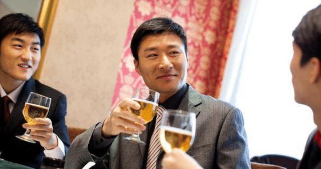 |我请客吃饭，同事却叫来5人，我中途买单走人，收到同事微信愣了