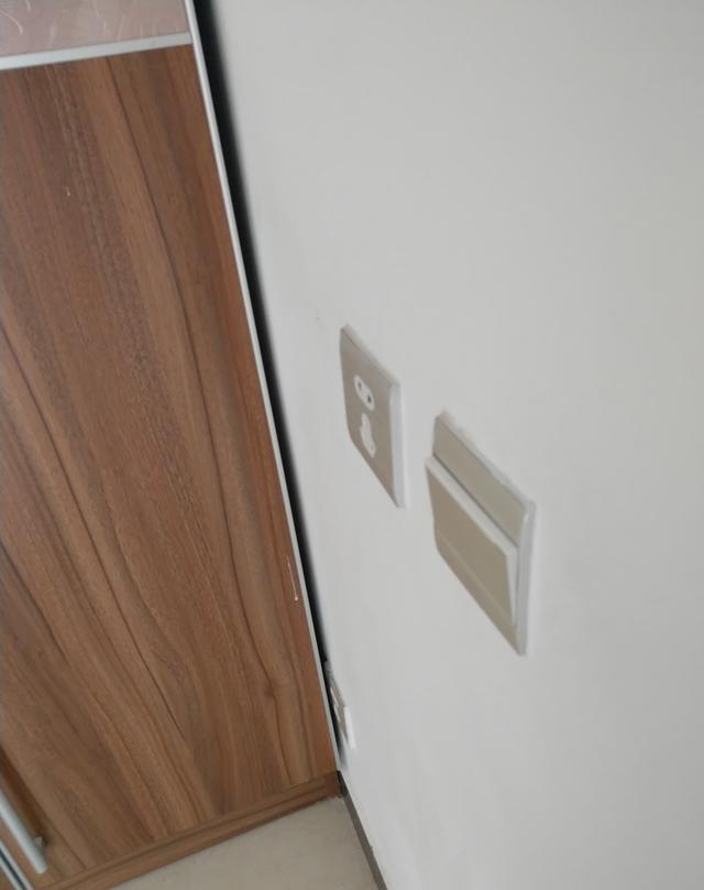 ：装定制衣柜的地方，需要在装修时做好4件事，以免衣柜无法安装