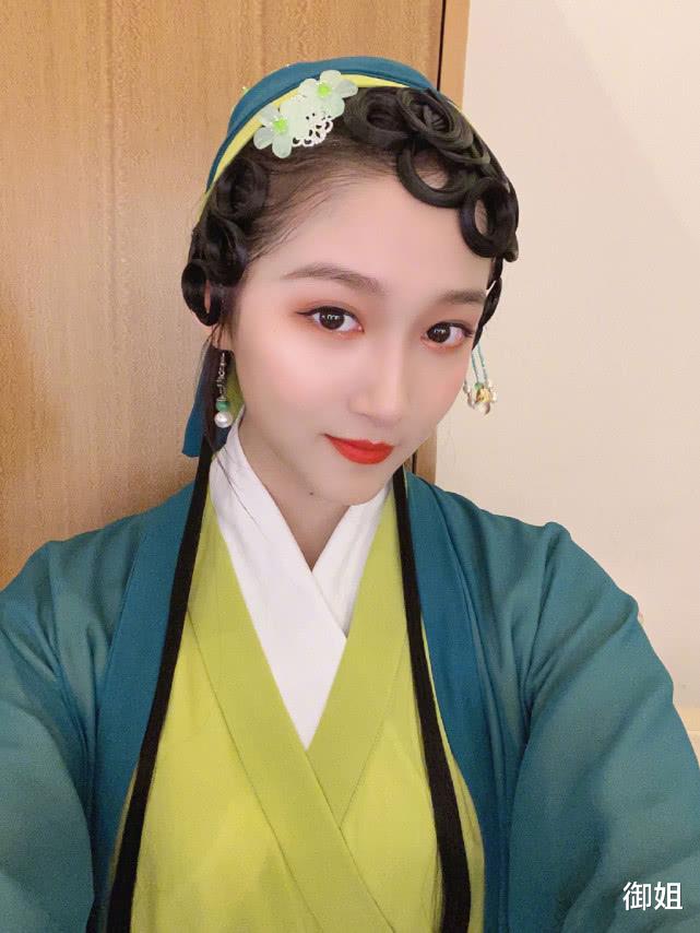 关晓彤：关晓彤晒儿时与妈妈合照，希望妈妈不会变老，母女俩颜值爆表