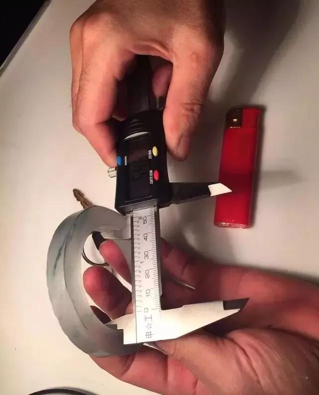 【翡翠】裂成狗的“烂翡翠”,居然切出两套高冰飘花,暴涨数十倍