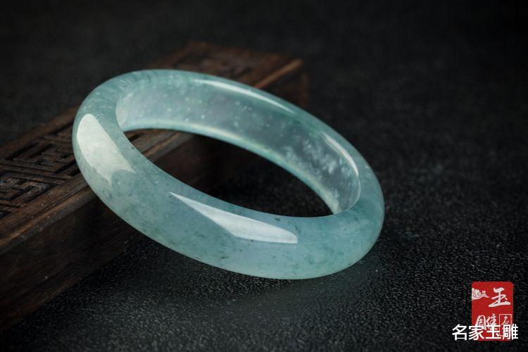 翡翠手镯|冰种飘花翡翠手镯价格是多少？冰种飘花翡翠手镯的价格如何看？