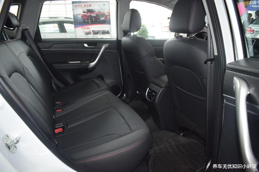 哈弗m6|哈弗M6到店实拍，空间表现出色，性价比高，家用很合适！