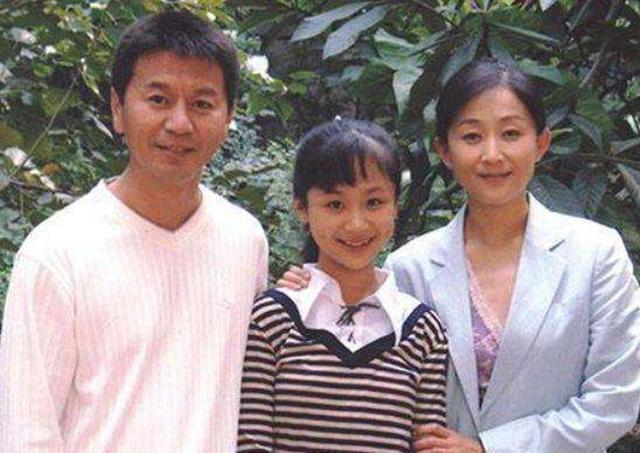 「杨紫」杨紫亲生父母曝光，爸爸身份让人敬佩，网友：难怪一直不公开