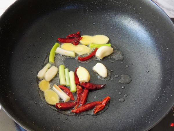 [鸡翅]鸡身上最脏的部位，里面含大量重金属，白送都不要，很多人不知道