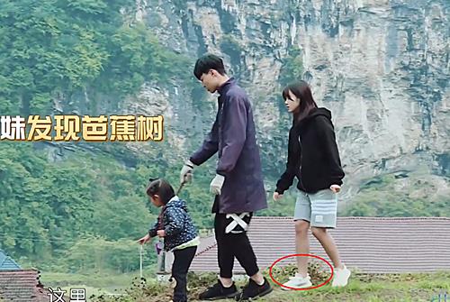 #变形计#《变形计》富家女穿椰子鞋下地干农活，得知鞋子价格后，网友炸锅