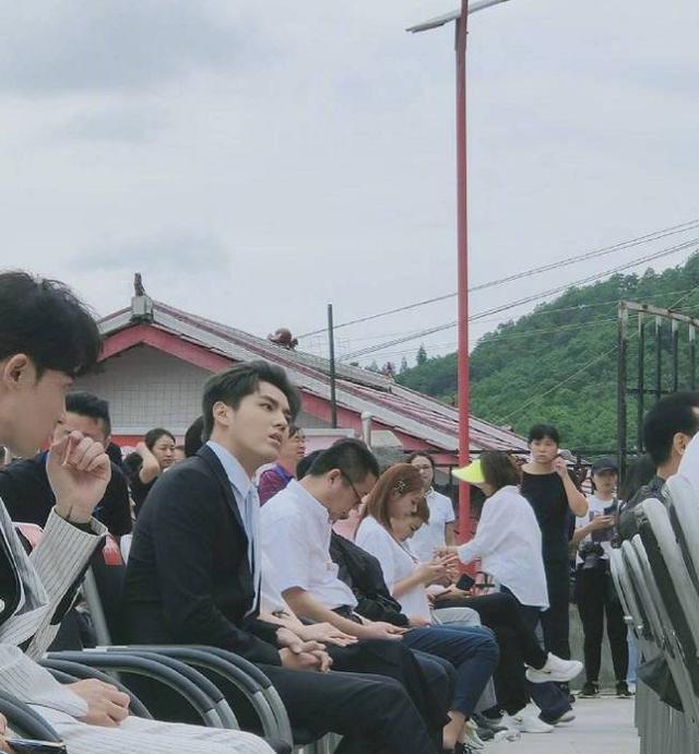 吴亦凡|吴亦凡被“央视卸妆镜”拍摄，农村不方便补妆，未P颜值惊艳全场