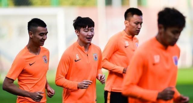 山东鲁能@深夜21点!鲁能核心时隔27天后再发声,球迷看完这段话却哭了