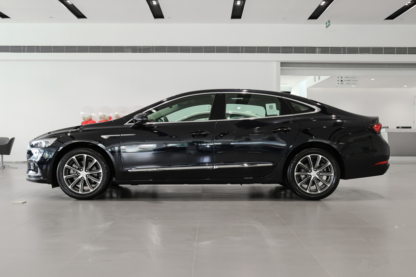 「君越」美系良心车又降了！和奔驰E级一样宽，起步2.0T跌破18万，要啥凯美瑞