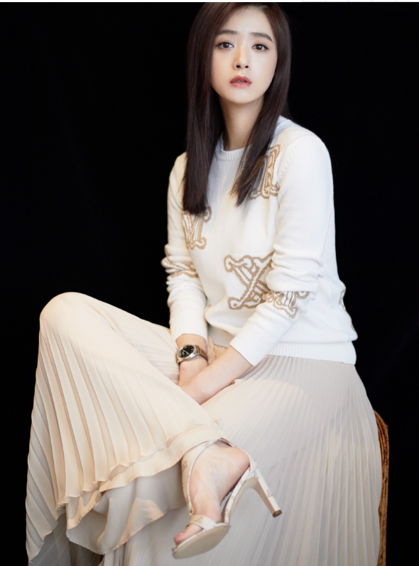蒋欣：蒋欣减肥成功退出微胖界，近照瘦成“少女腰”，四肢纤细太迷人