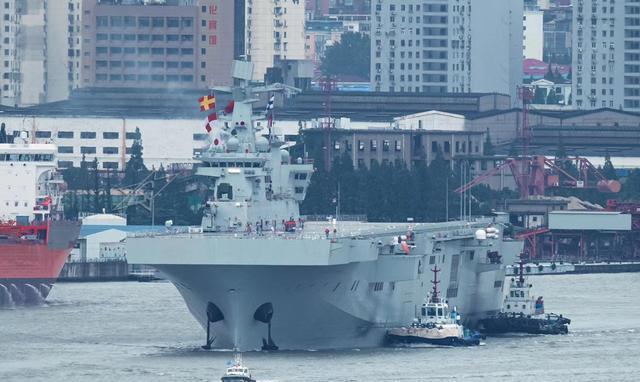 辽宁舰|中国首艘准航母光荣出港，三个打击编队浮现，辽宁舰山东舰有伴了