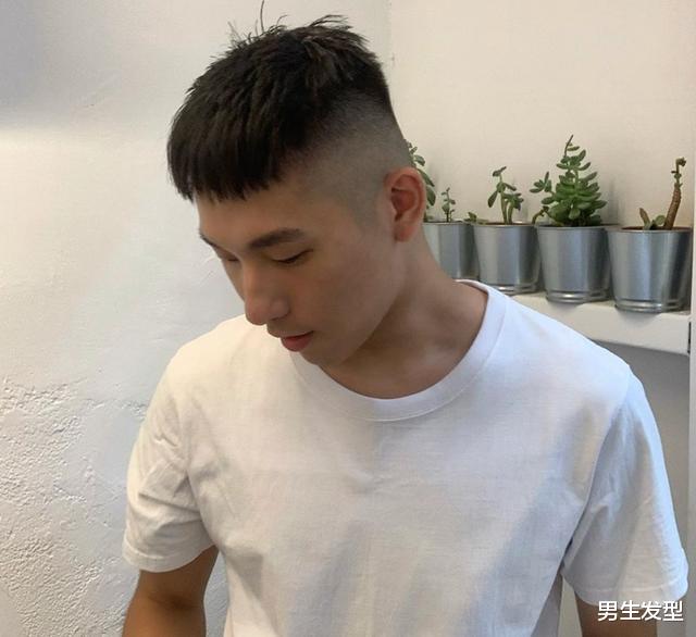 『发型』男生留“背头”发型太油腻了！夏天应该剪这4款，清爽干净又帅气
