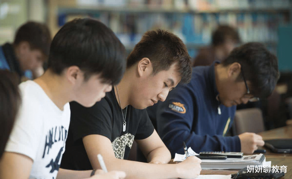 大学|学生没钱没背景,这4个专业容易端上“铁饭碗”,本科专科均可