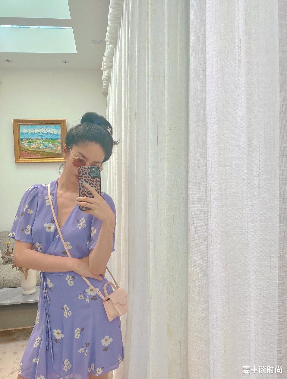 「杨采钰」杨采钰真是贵族名媛，穿V领玫瑰印花裙，配红唇黑发美得好复古