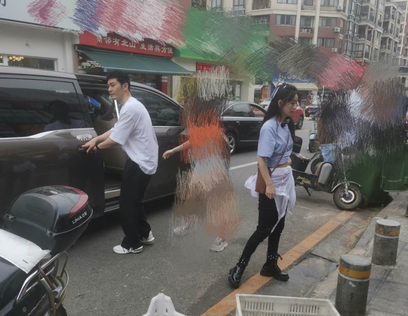 『赵丽颖』赵丽颖少女坐姿火了，盘腿姿势熟练，却因裙子太短引争议