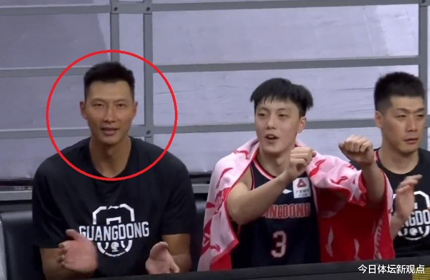 「徐杰」仅剩8秒不传球,徐杰硬要戏耍2米1中锋,3秒后阿联忍不住鼓掌庆祝