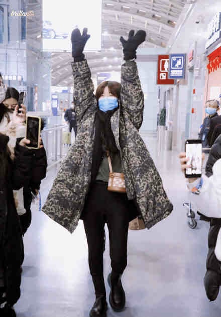 立志做平民窟的艺术家 赵露思身穿豹纹大衣带上口罩被网友认成虞书欣