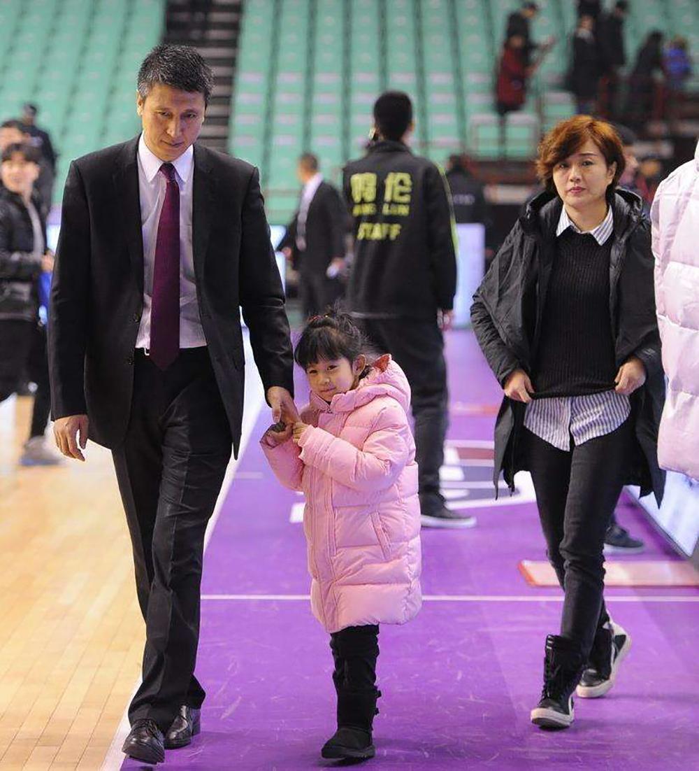 [郭士强]45岁郭士强年薪被公开，妻儿背景很神秘，多张照片成焦点！